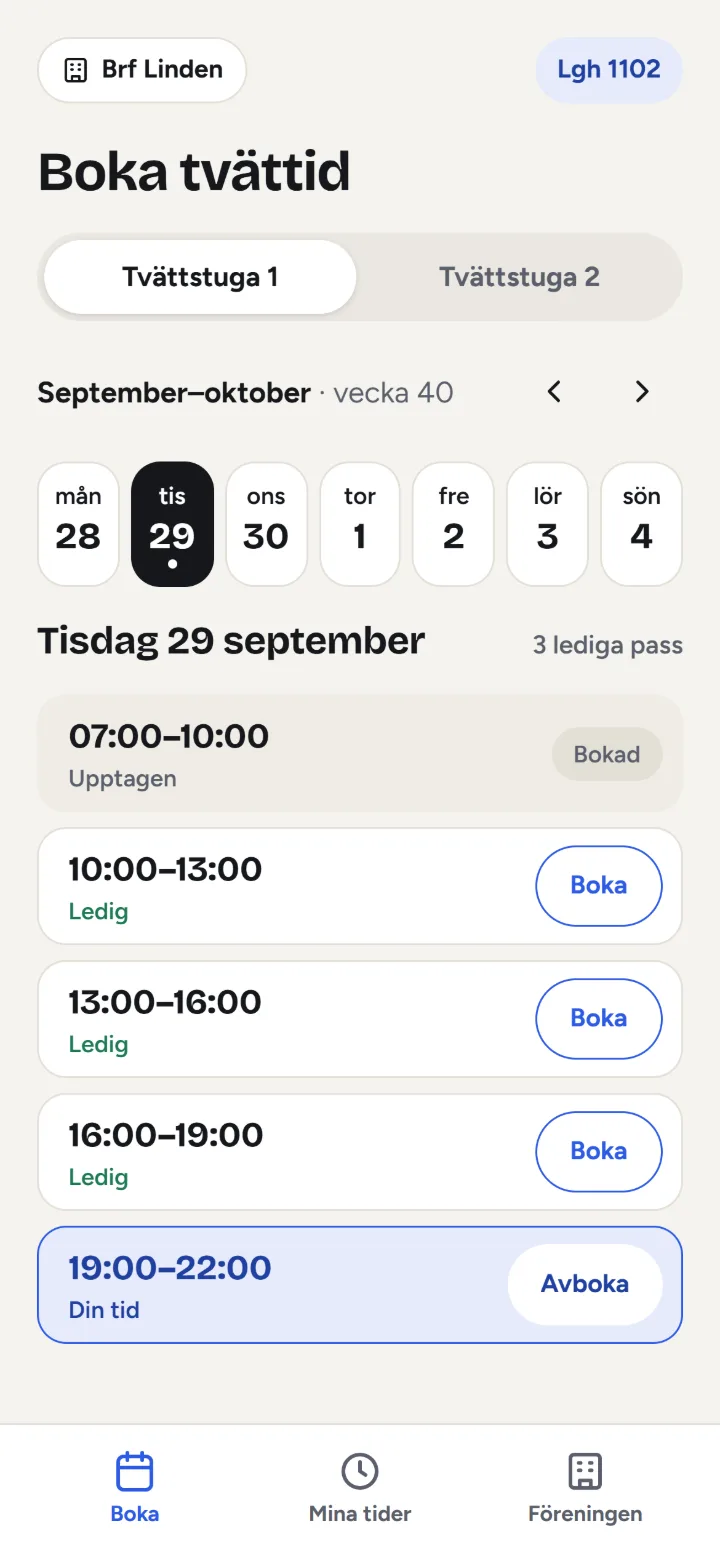 Skärmen Boka tvättid i appen: veckans dagar och dagens pass, där några är lediga, ett är upptaget och ett är din tid.
